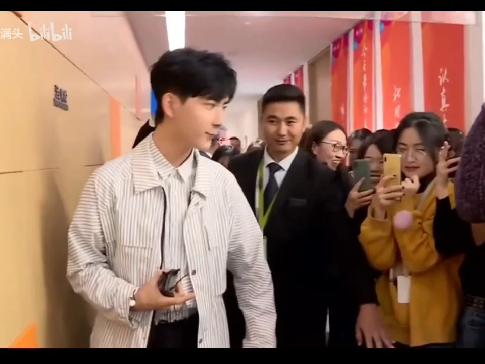 于朦胧 直播中提到给妈妈送钱 粉丝对他念彩虹屁到害羞