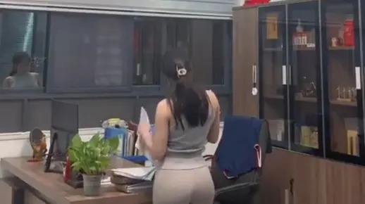 帮老板收拾办公室，当一个能干的秘书