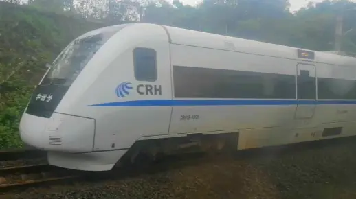 D2224成都东-杭州东（CRH1B-1050）渭沱站同向超越K1504乌鲁木齐-昆明9:06 20210717
