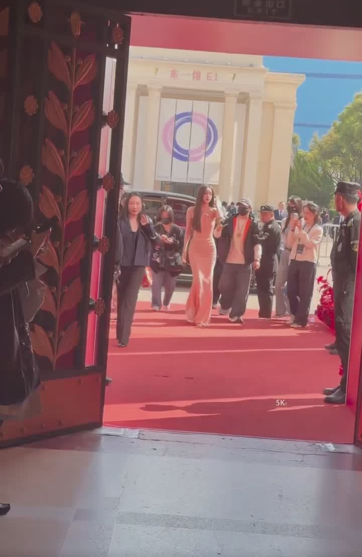 娜扎 一字带高跟鞋2026.03.27