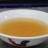 师傅分享“港式云吞汤底”的熬制教程，汤色金黄不浊，鲜香回味