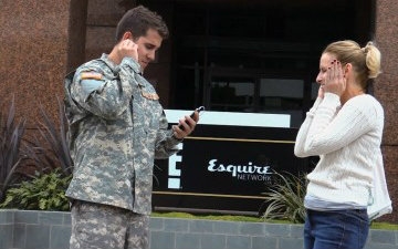 【街头实验】美国军人 VS 美国流浪汉 向路人借手机的对比 @柚子木字幕组