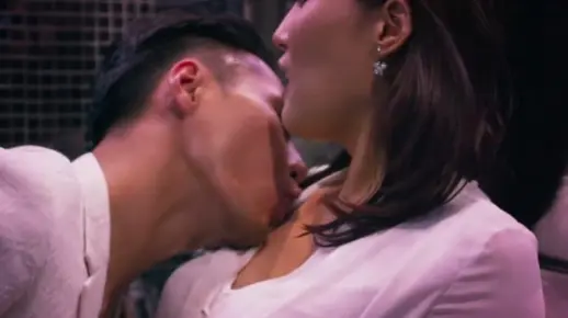 香港鸭王题材电影讲述香港繁华世界下酒吧男女纵情声色