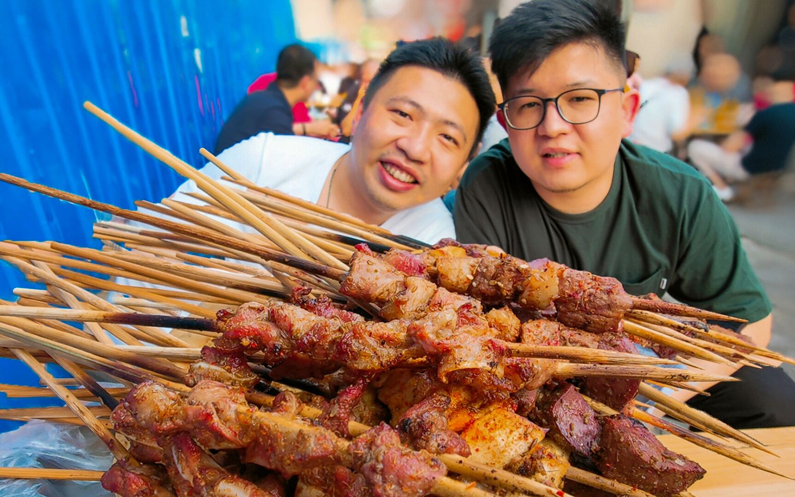 北京三环里的苍蝇摊烤串，大号羊肉串肉筋现烤5元一串，新疆人吃了都说好！