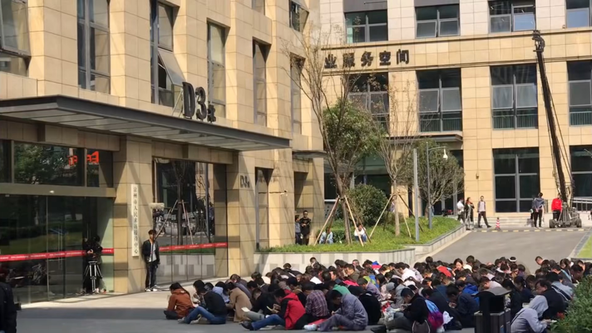 《人民的名义2》片场开拍中..大风厂的工人们在京州市人民来访接待中心