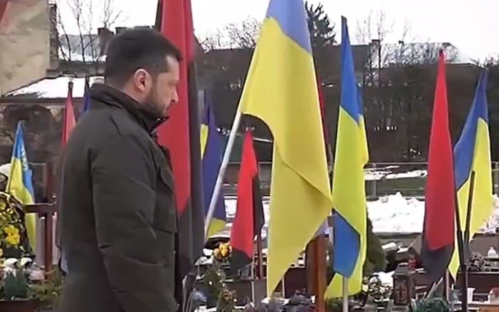 12月15日泽连斯基在利沃夫利恰基夫公墓悼念阵亡的乌克兰捍卫者