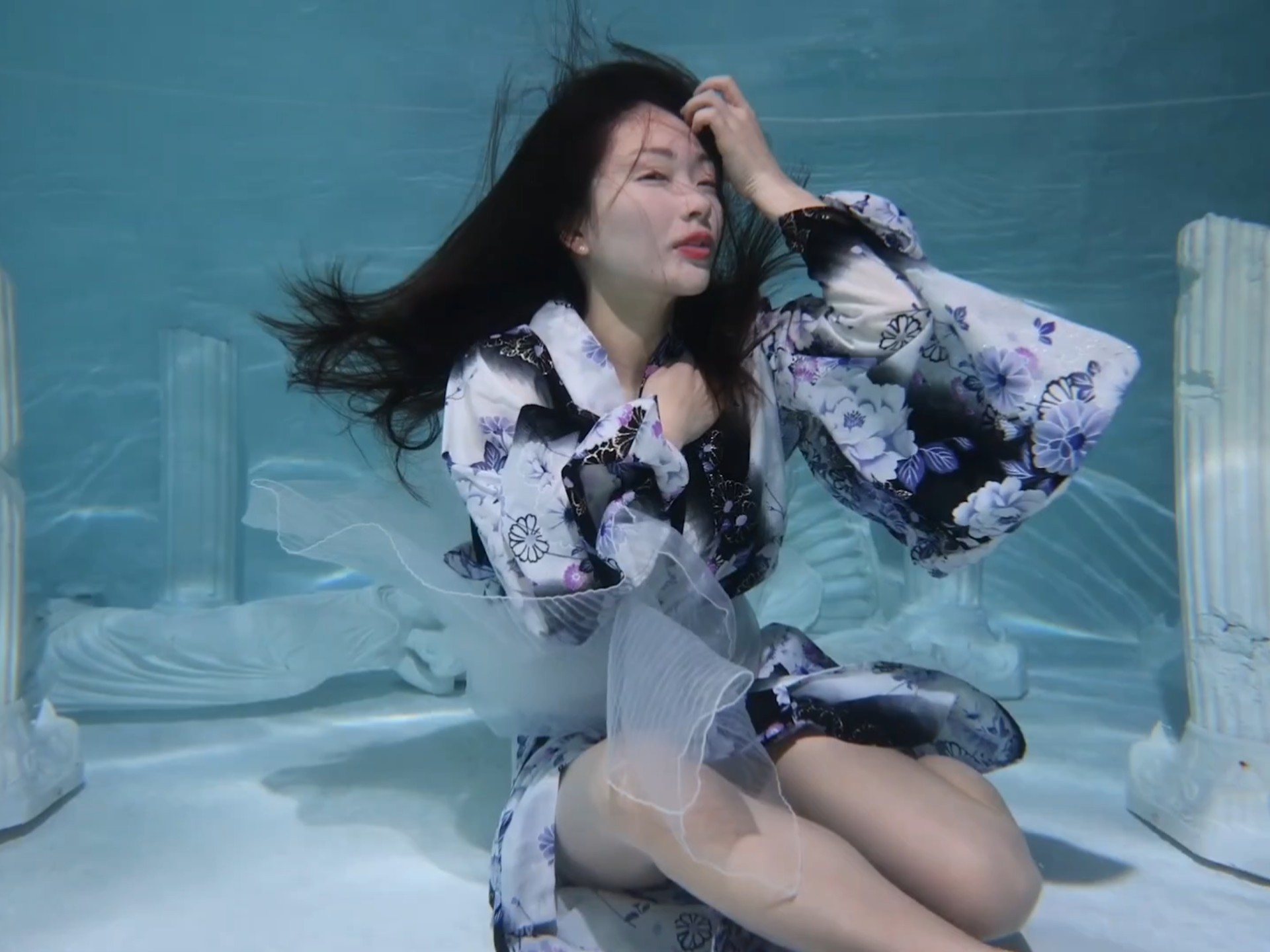 女大学生泳池水下摄影写真，是一个人吗？