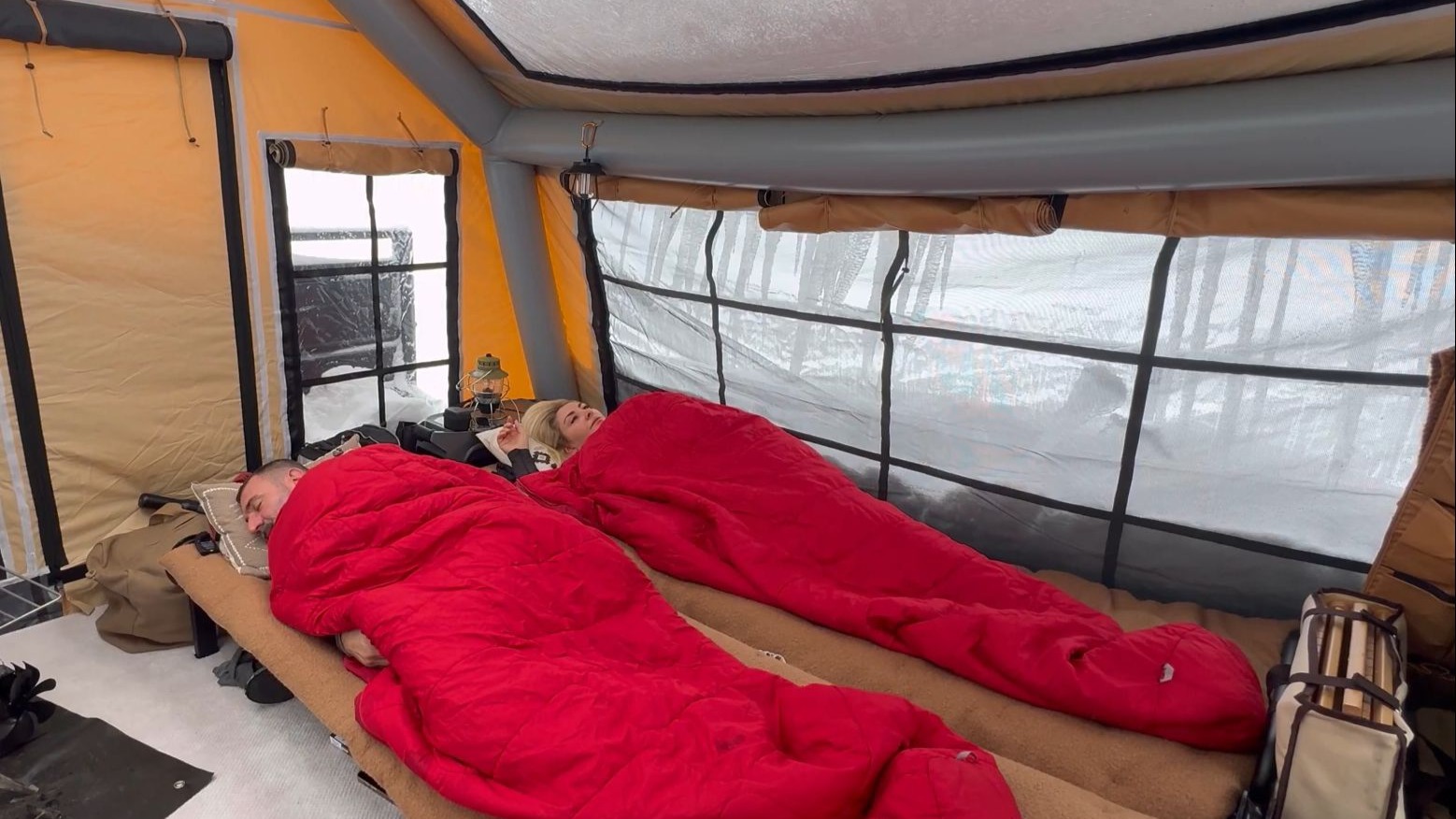 零下15℃的天，暴风雪都被冻成了冰雕，夫妻俩躲在帐篷里面睡懒觉