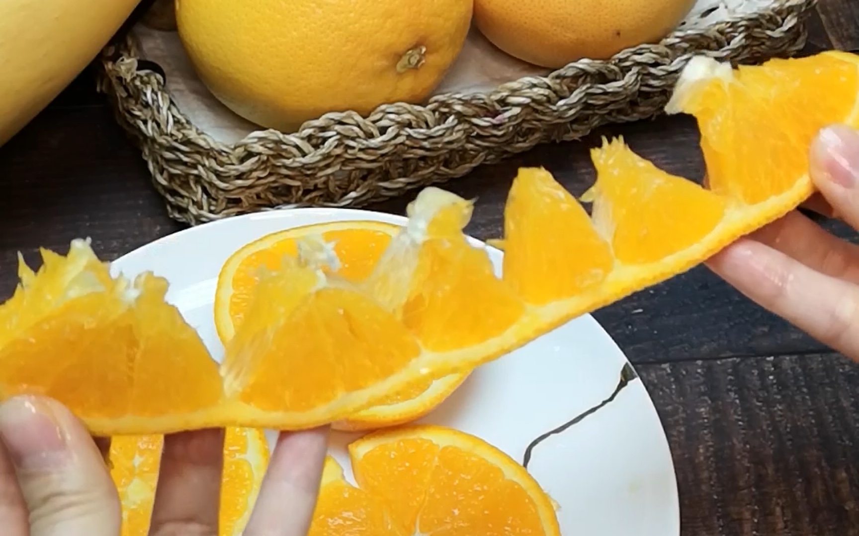 【切橙子技巧】这样切的橙子，再也不会蹭掉女朋友脸上的粉了！