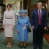 两个细节暴露素养：特朗普拜访英国女王，礼数尽失受王室批评《王室秘闻：王冠之累》
