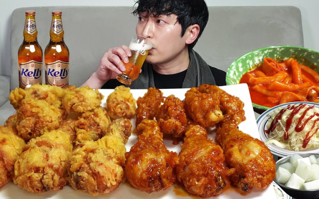 韩国富二代吃炸鸡配啤酒，太香了，怪不得韩式炸鸡世界闻名