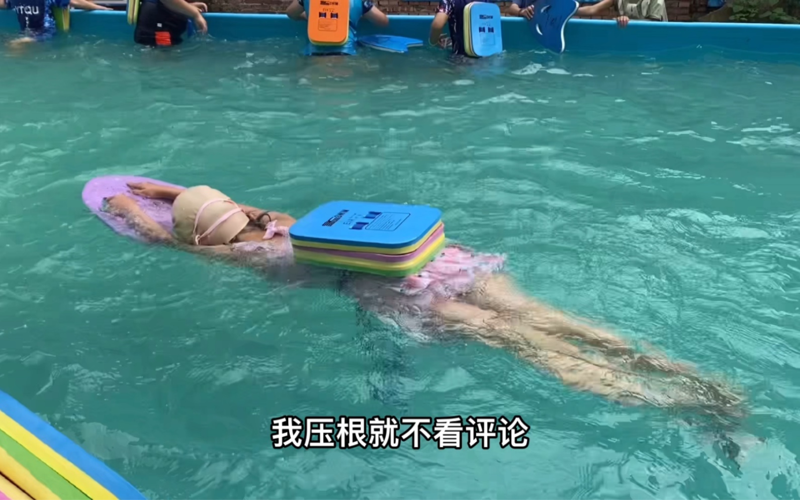 在农村小学开设游泳课教授留守儿童学游泳