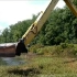 加长臂挖掘机疏通河道中，这臂都要伸展到河对面了