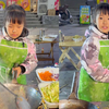 妹妹刚两岁弟弟患病！9岁女孩帮爸爸摆摊卖炒饼泪目：比起玩，不如多挣点钱