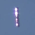 UFO在空中旋转，发出多种颜色灯光，比飞机飞的还高！