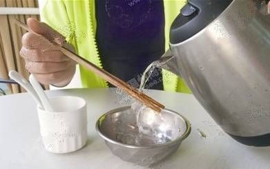 逛食记健康 春节外出吃饭,用开水烫碗筷消毒有用吗?真相出乎意料!