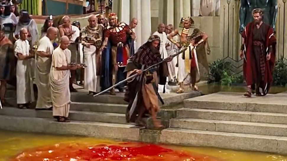 老人用木棍缓缓的搅动水面，河水随即变为红色融入了尼罗河中，一口气看完《十诫》