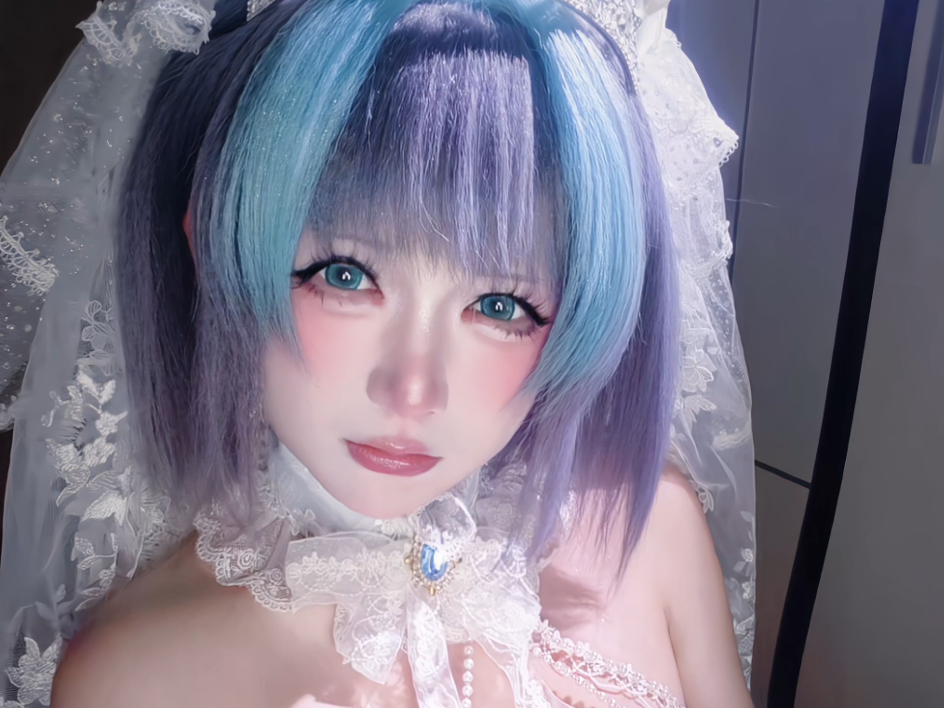 Why are you confessing your feelings to me?!