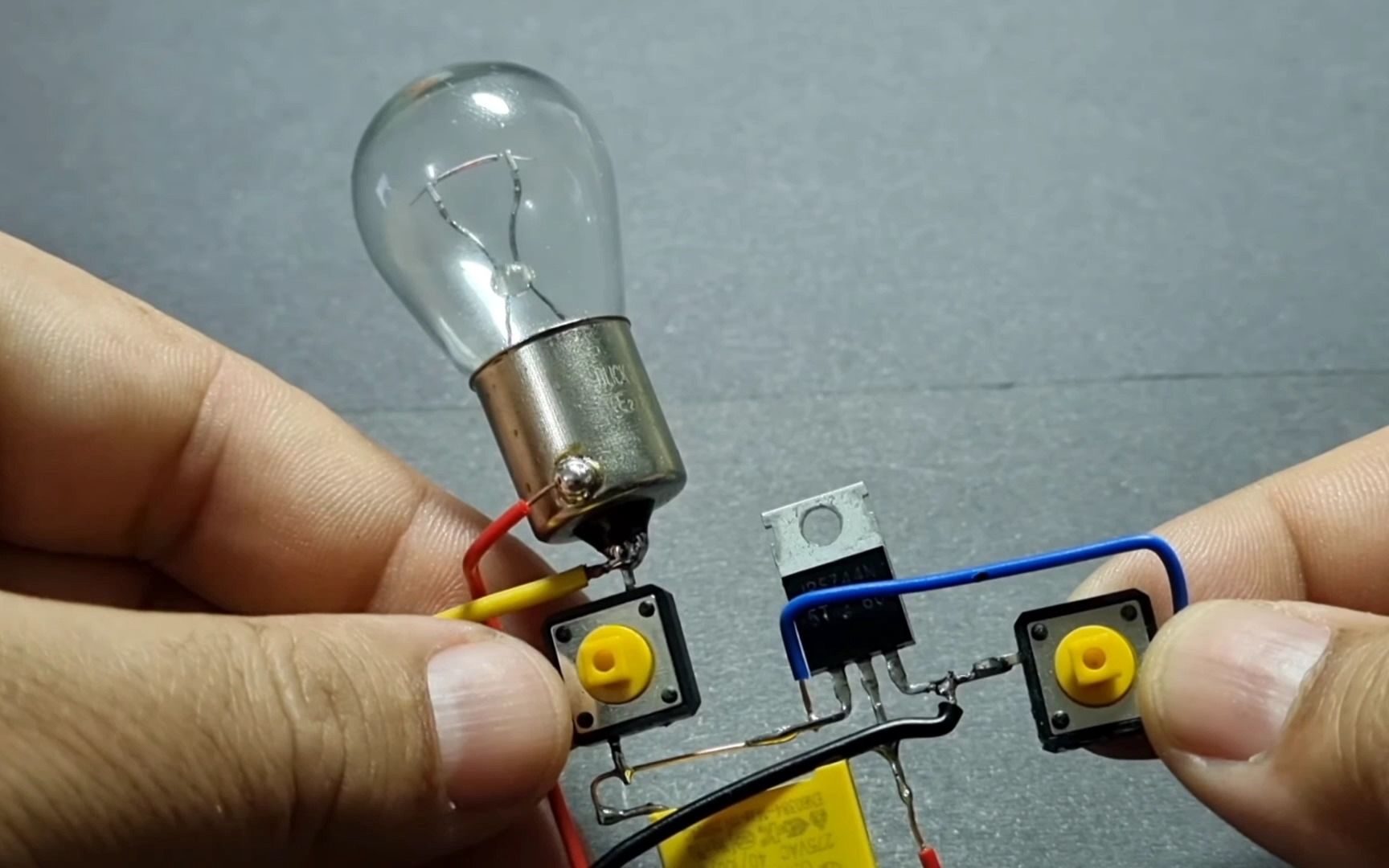 用MOS管制作一个简易的电子开关，实现对12V照明灯的控制