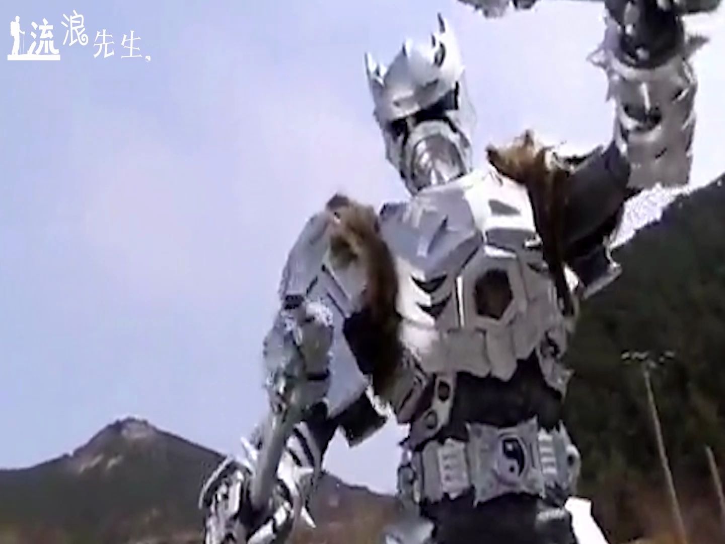 铠甲勇士之雪獒侠左右手交叉后摆动同时头也左右摇摆的招牌动作相当