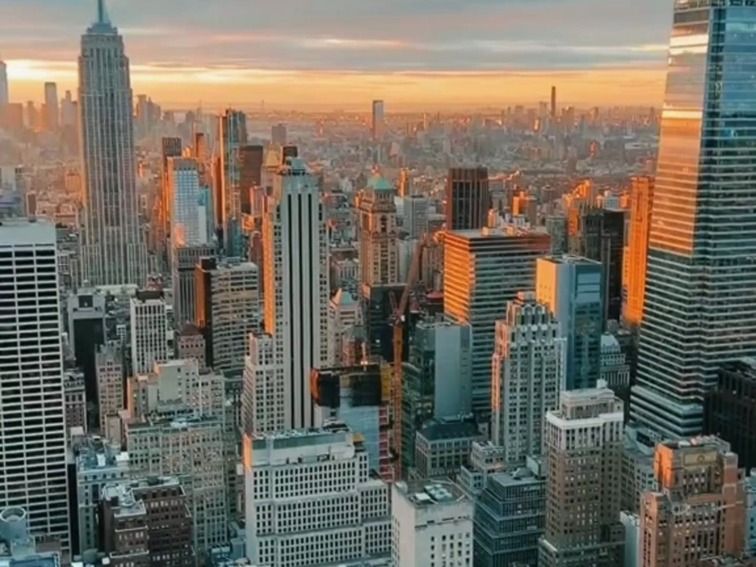 2024纽约： 站在时代广场上，抬头仰望，摩天大楼的轮廓在天际勾勒出独特的曲线。这里，是梦想与现实的交汇点，是无数故事开始的地方。