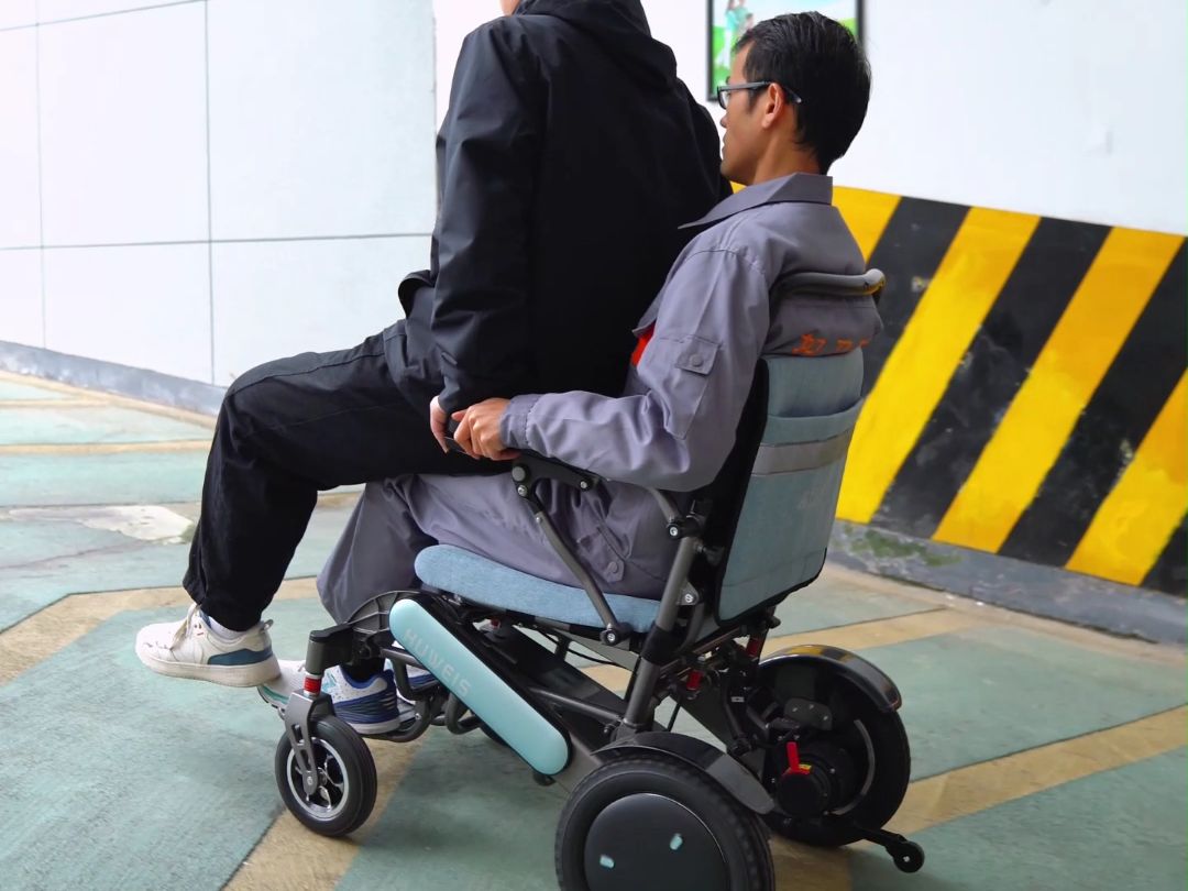 护卫神智能电动轮椅，可折叠，松手就刹车