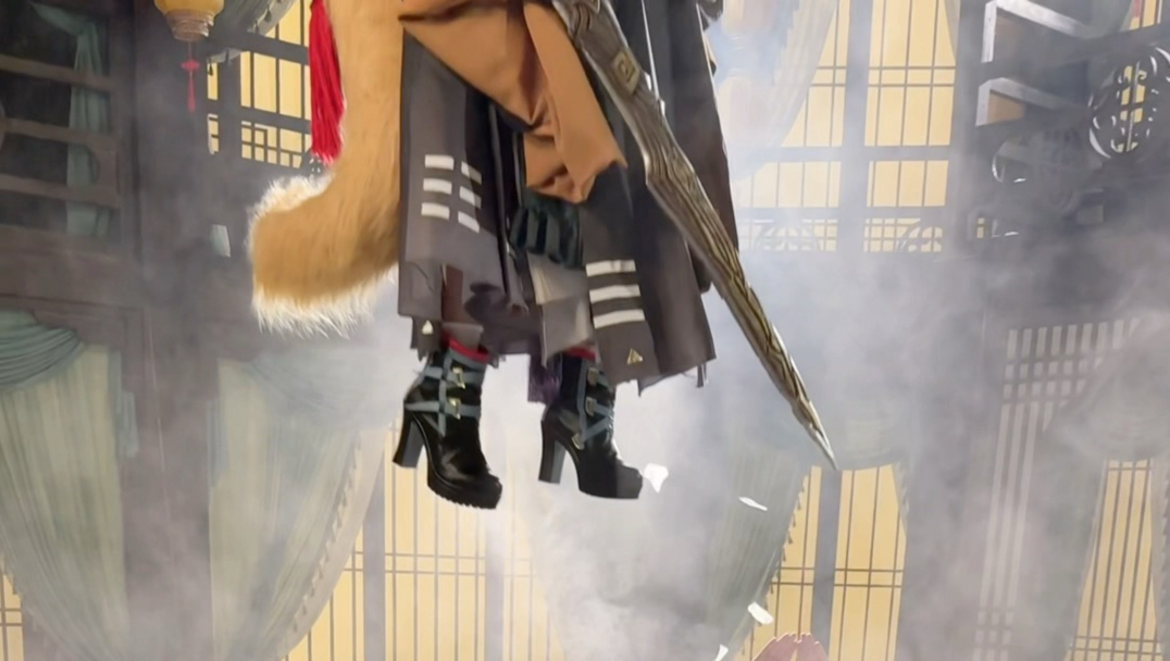 麟青砚！屋里不许荡秋千！