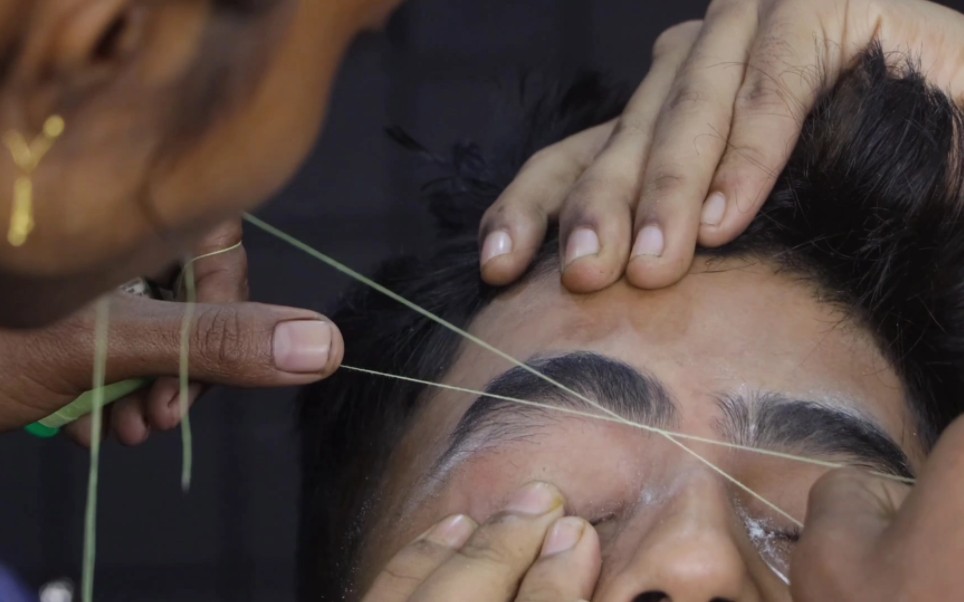 解压助眠:印度女理发师独特的“绞面”手艺