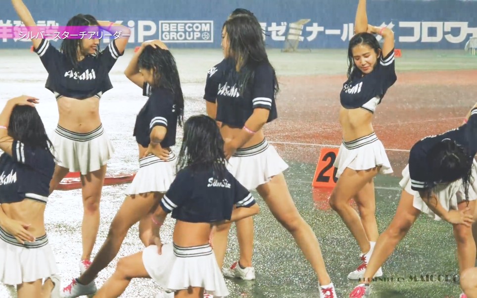 日本足球宝贝雨中热舞  日本足球拉拉队雨中热舞   日本小姐姐大雨天跳舞