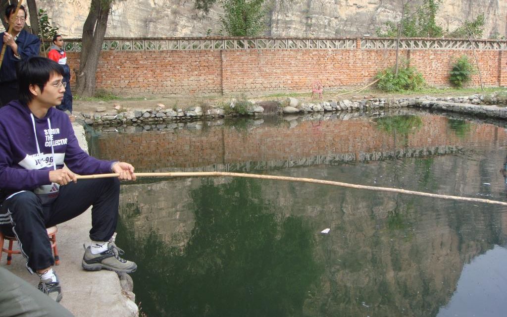 河边捡来的竹竿钓鱼这么快就钓上来你可以吗