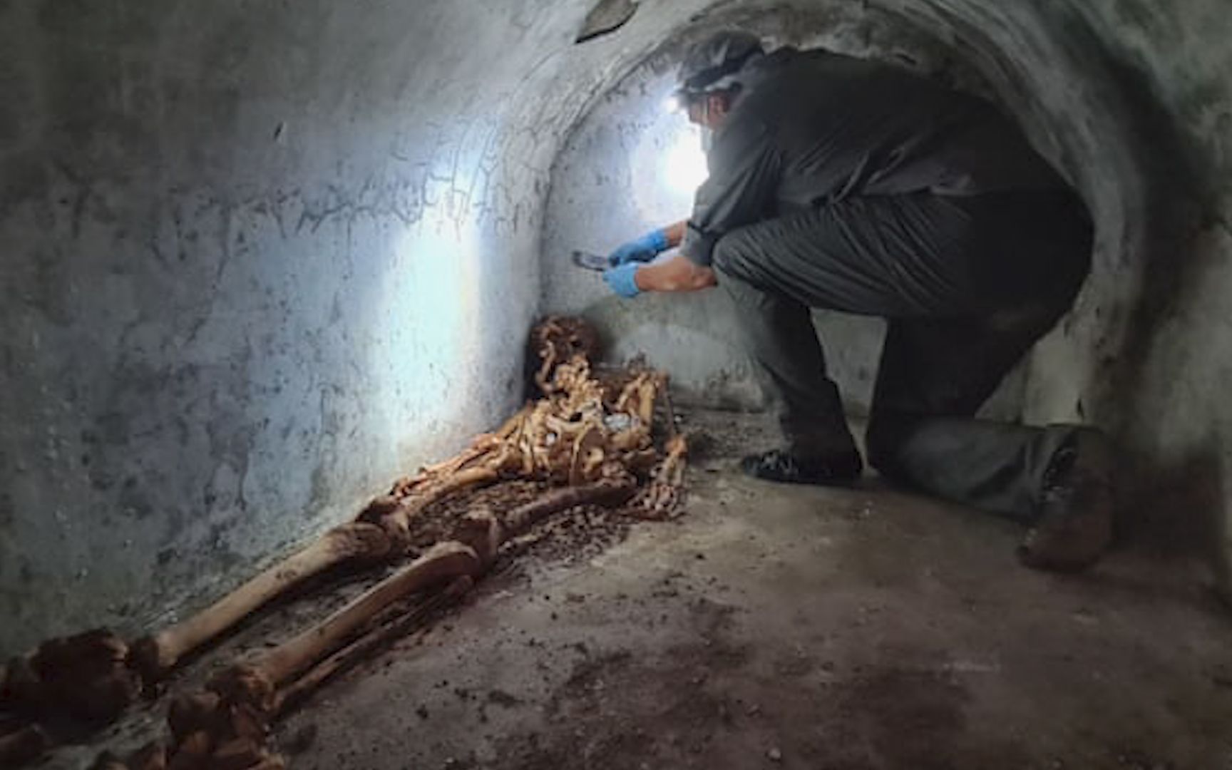 庞贝古城发现2000年前人类遗骸：骨架保存完好，头顶白发清晰可见