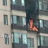 5月10日，辽宁大连，楼下着火楼上邻居泼水救援。网友：泼得真准