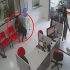 巴西劫匪进店抢劫一名男顾客迅速拔枪对射 一女子坐在中间被吓懵