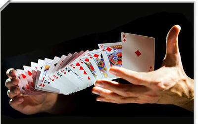 魔术教学:扑克牌飞到另一只手,手法很简单,没理