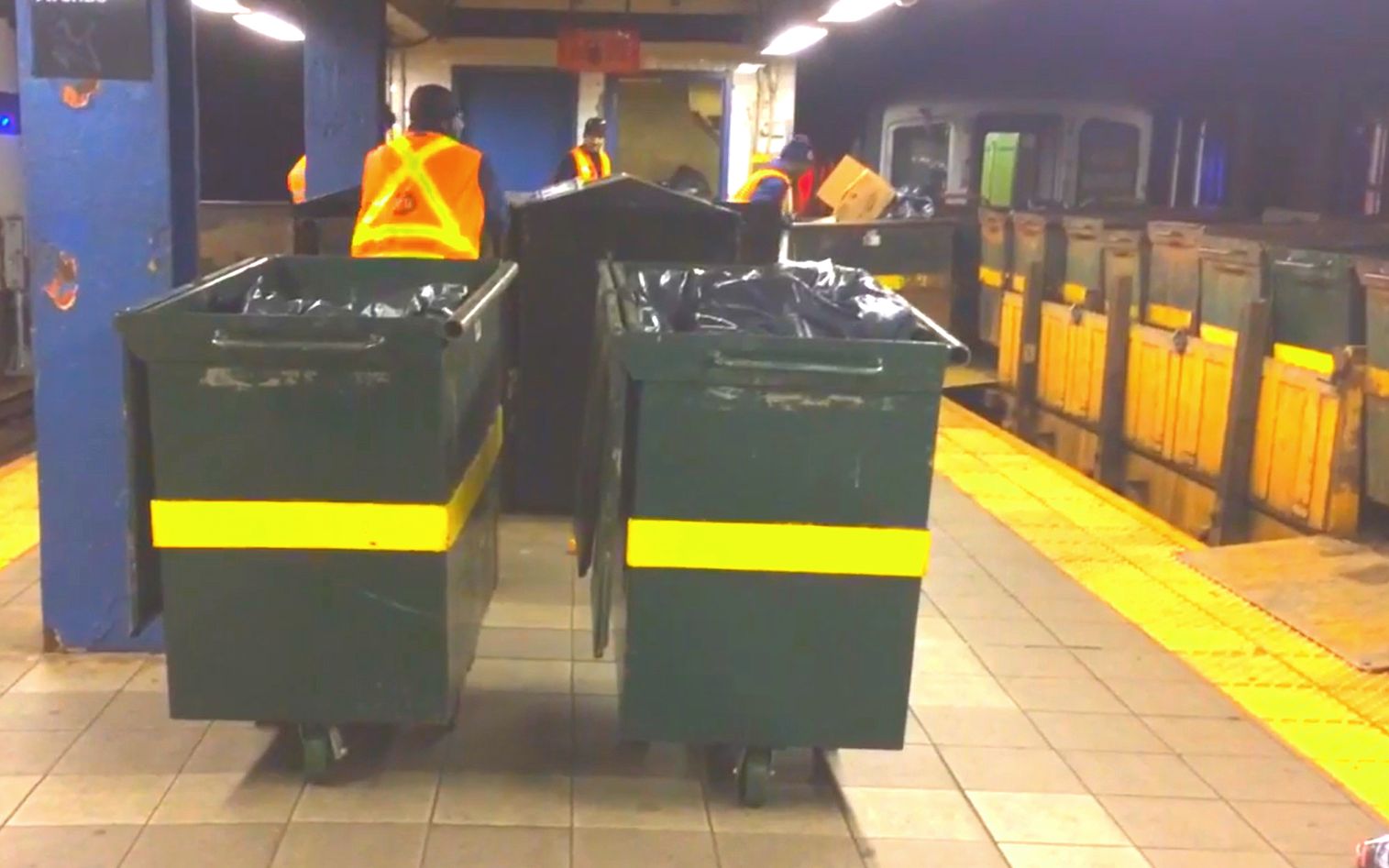 【纽约地铁】垃圾桶运输列车（桶的涂装瞩目）