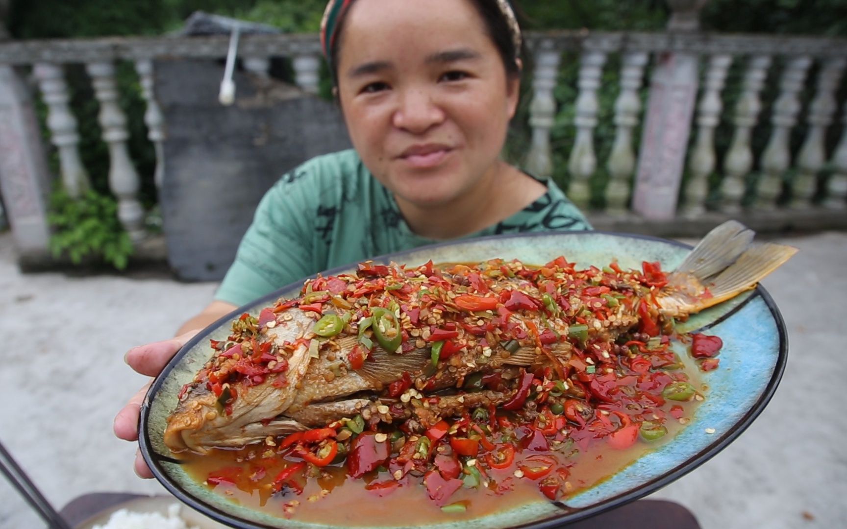 苗大姐有福享了，一条大鲤鱼1斤辣椒，光是辣椒能吃两碗米饭