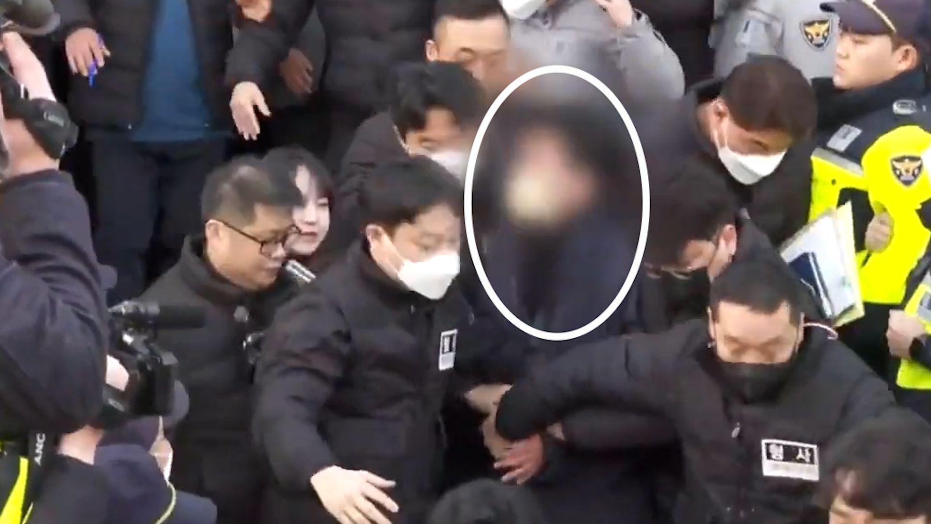 袭击李在明男子短暂公开露面：重重包围中被警方转运 全程不语