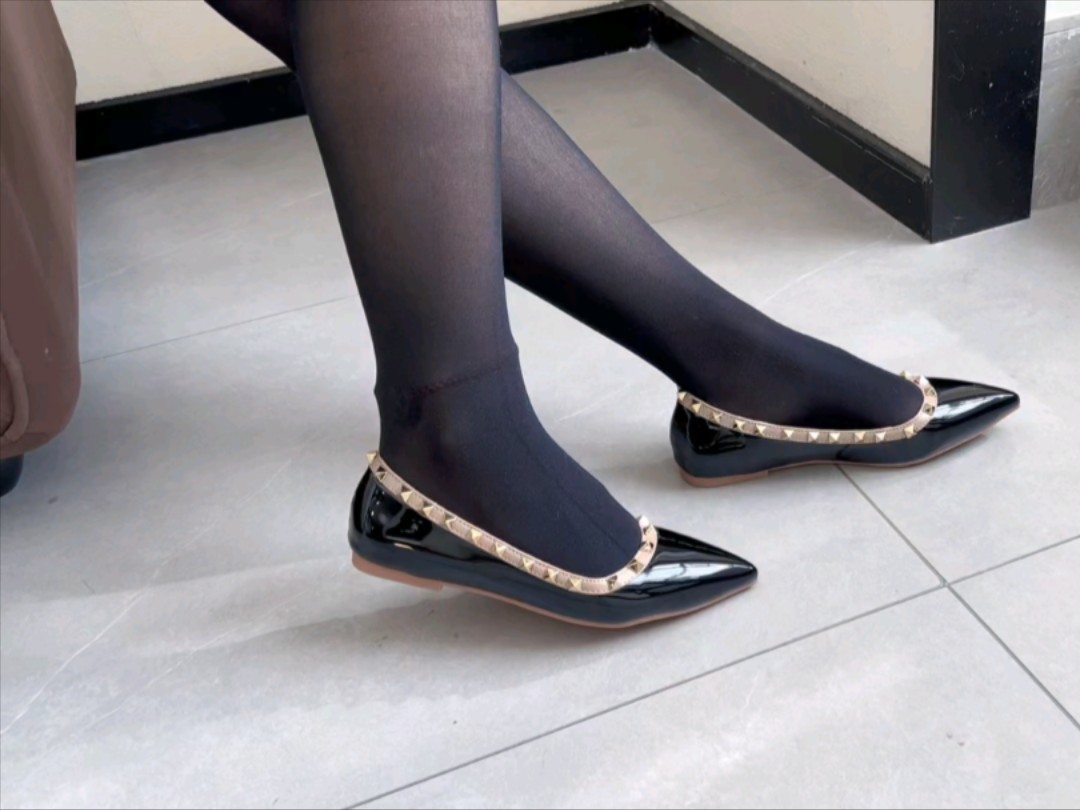 Flat shoes and black silk with the feeling, who understands ah