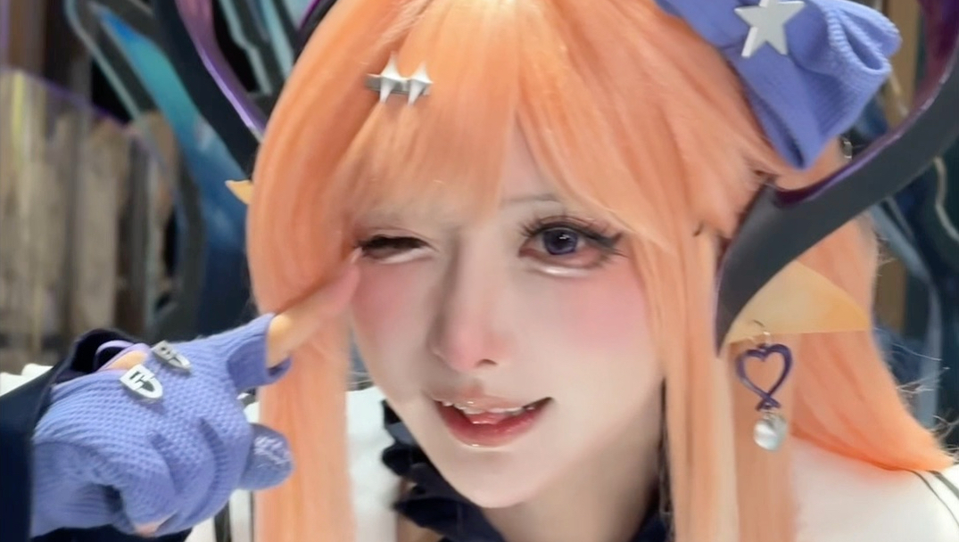 看见对着她的镜头眼里是有光的☆