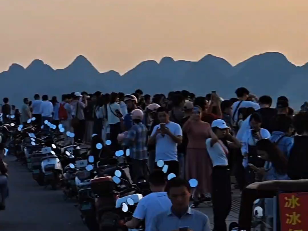 你永远可以相信桂林山水！一大群人在桂林举着手机追拍日落！