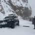 豹5暴风雪中掉入深沟，海拔4500米无人救援，路人看了直摇头，没想到凭借自身的动力爬上来了