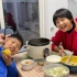 母子俩的租房生活：晚餐煮了美味的排骨火锅，等饭熟的过程儿子彻底崩溃了！没想到一锅都吃完了！