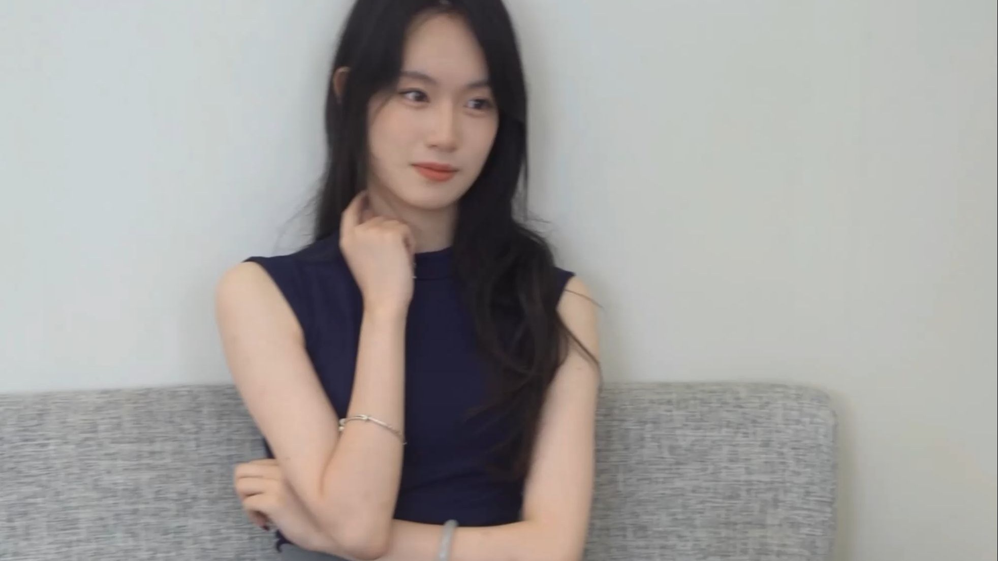 校花级女大，兼职模特约拍 时薪1k