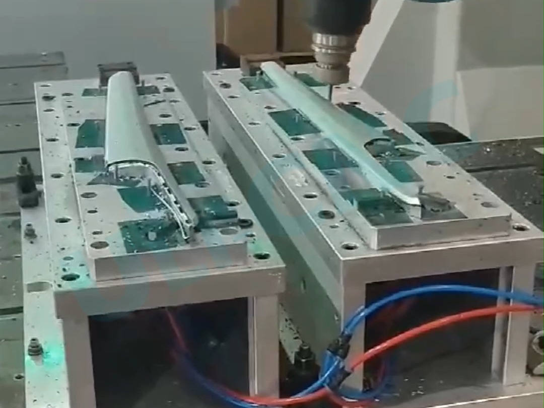 5轴汽车内饰雕刻机 汽车铝合金饰件五轴加工中心加工视频