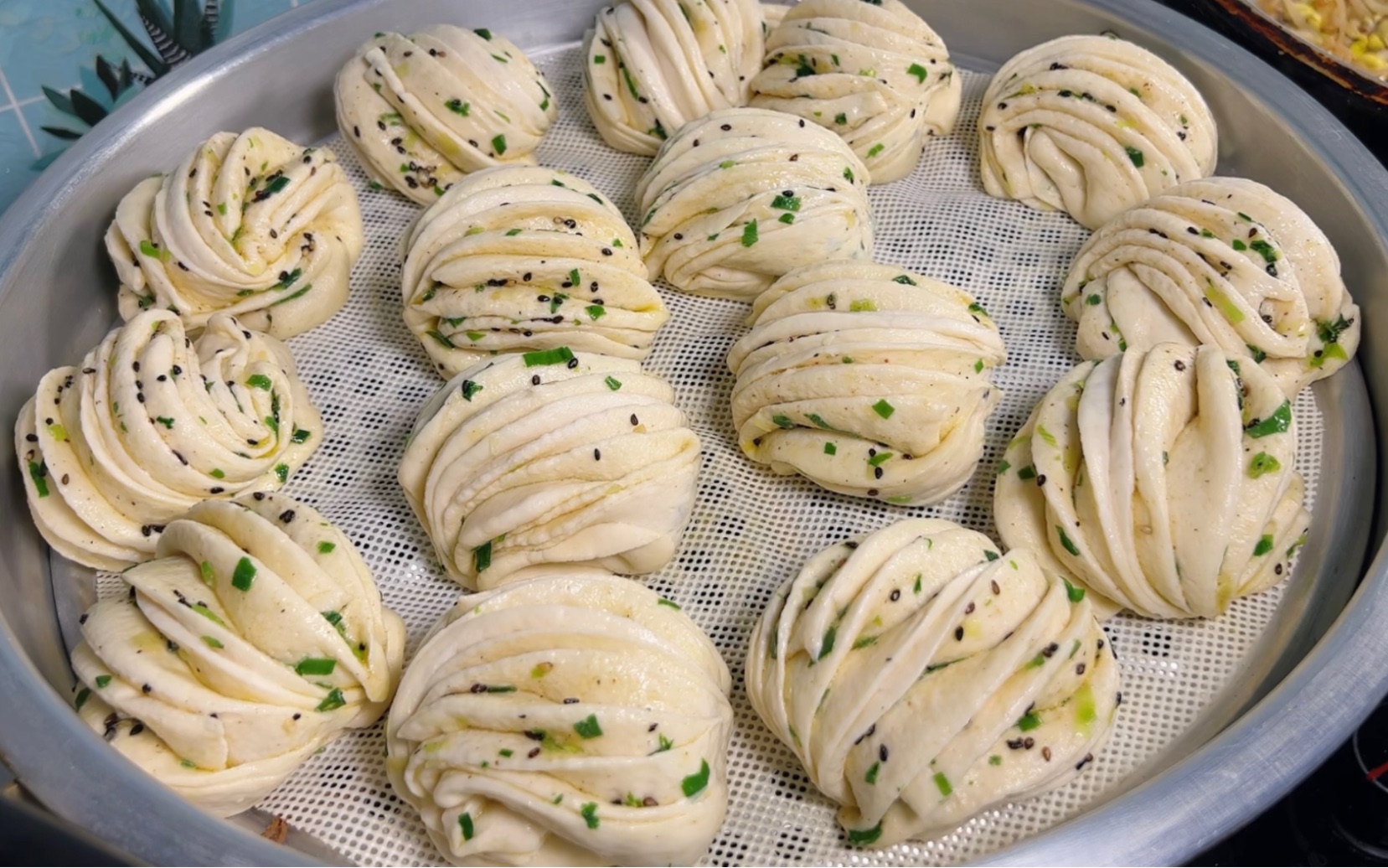 村里人最爱吃的葱油大花卷，一压一拧，层层分明，简单无难度，葱花不变色