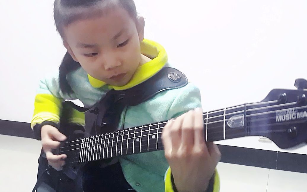 YOYO Cross 8岁刘品希电吉他翻弹（YOYO第一个被网络传播的视频，独家完整版）