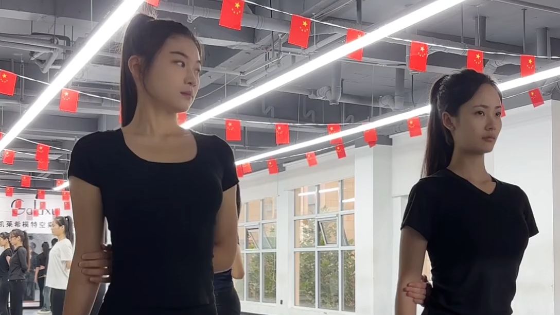 模特生日常训练 一字高跟凉鞋走姿训练