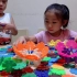 雪花片儿童积木拼装益智玩具，姐弟俩拼插不同形状的图案，真好看
