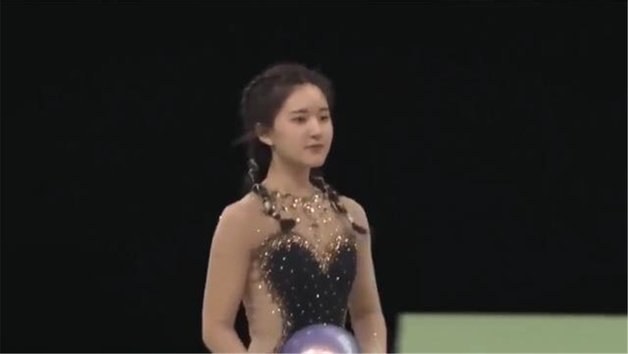 演员赵露思当她穿上体操服的那一刻