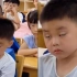 可爱暴击！杭州一小学老师拍下孩子们开学第一天做眼保健操时的囧样